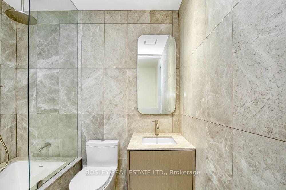 899 Dundas Street W