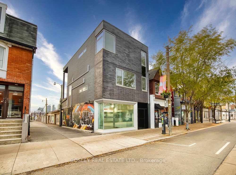 899 Dundas Street W