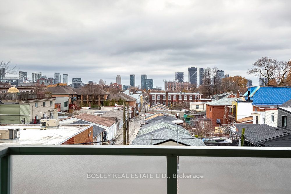 899 Dundas Street W