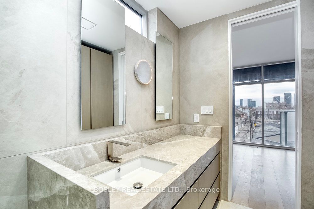 899 Dundas Street W