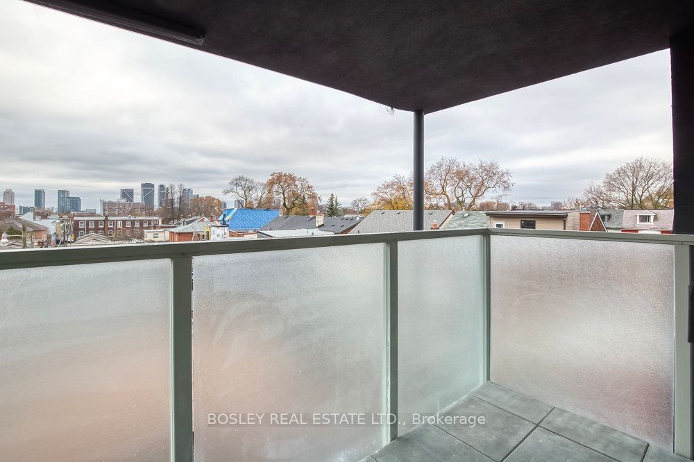 899 Dundas Street W