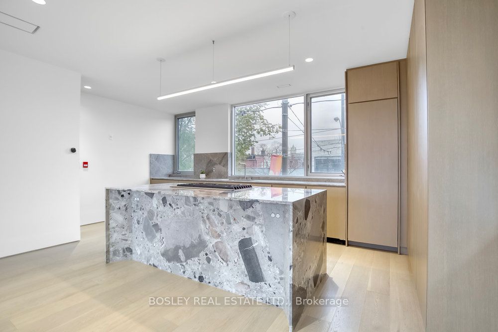 899 Dundas Street W