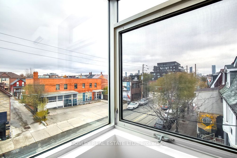 899 Dundas Street W