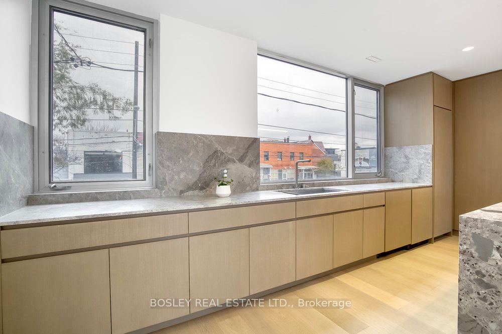 899 Dundas Street W