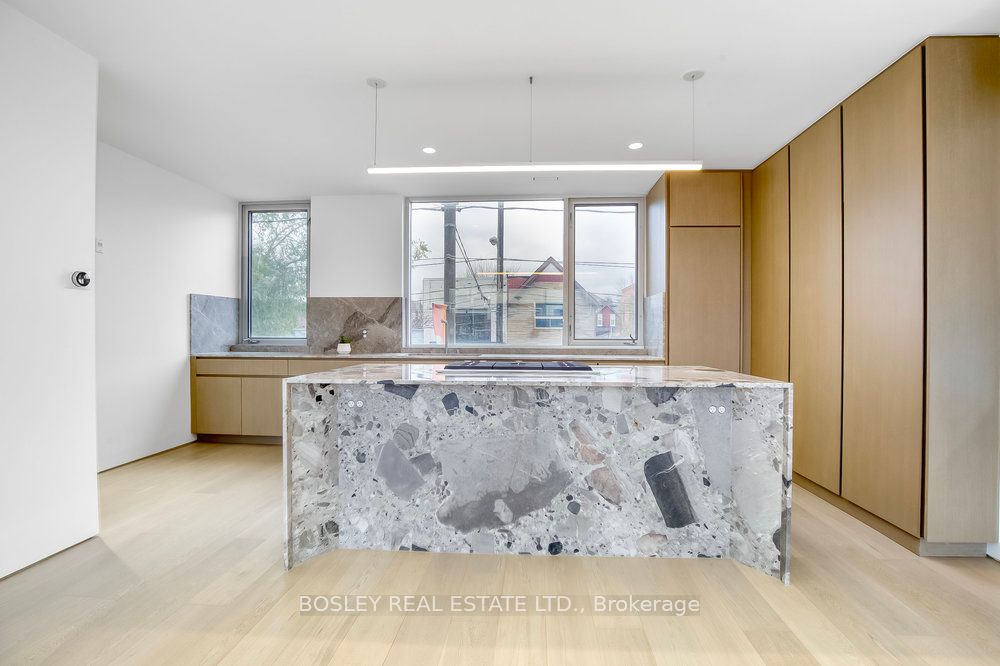899 Dundas Street W