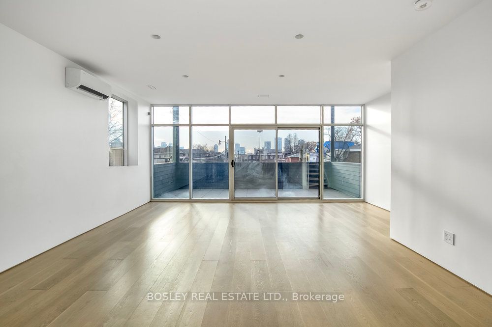 899 Dundas Street W