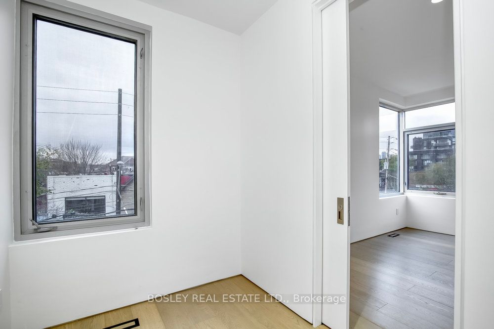 899 Dundas Street W
