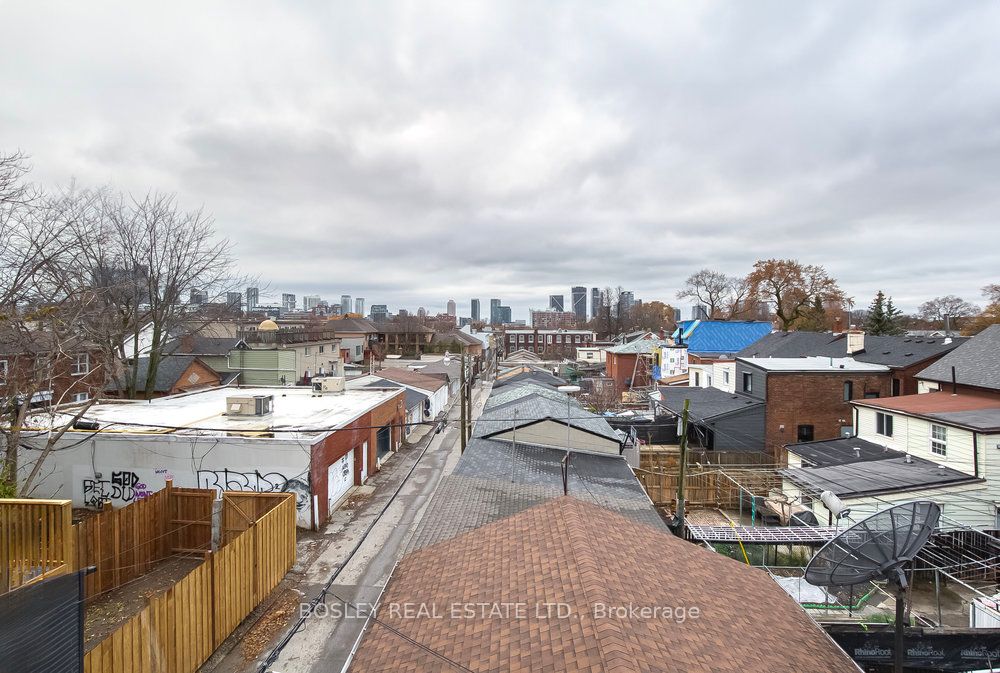 899 Dundas Street W