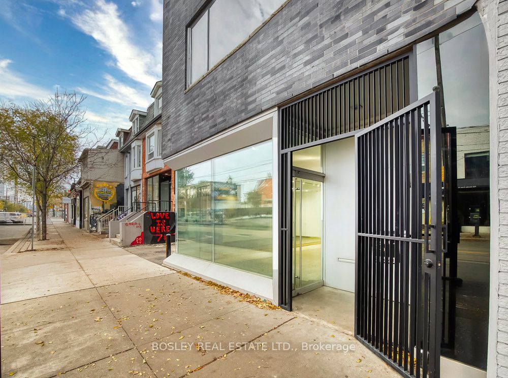 899 Dundas Street W