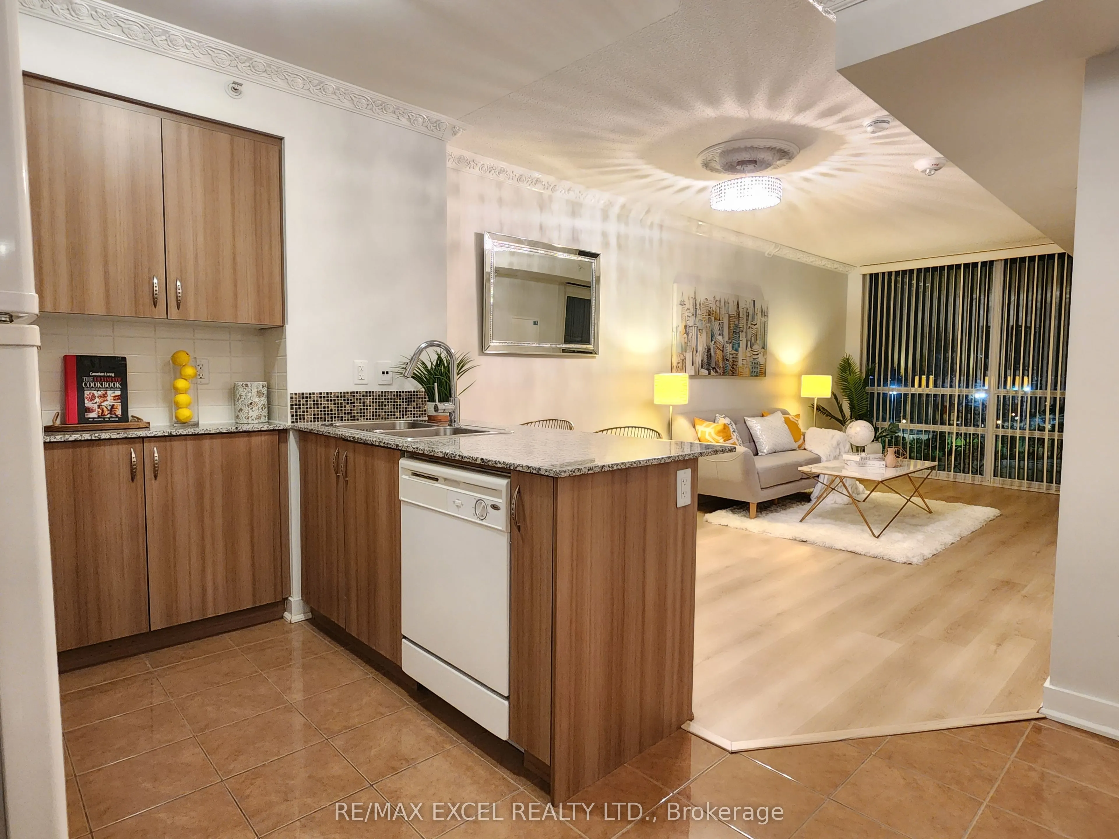 5740 Yonge Street, #803