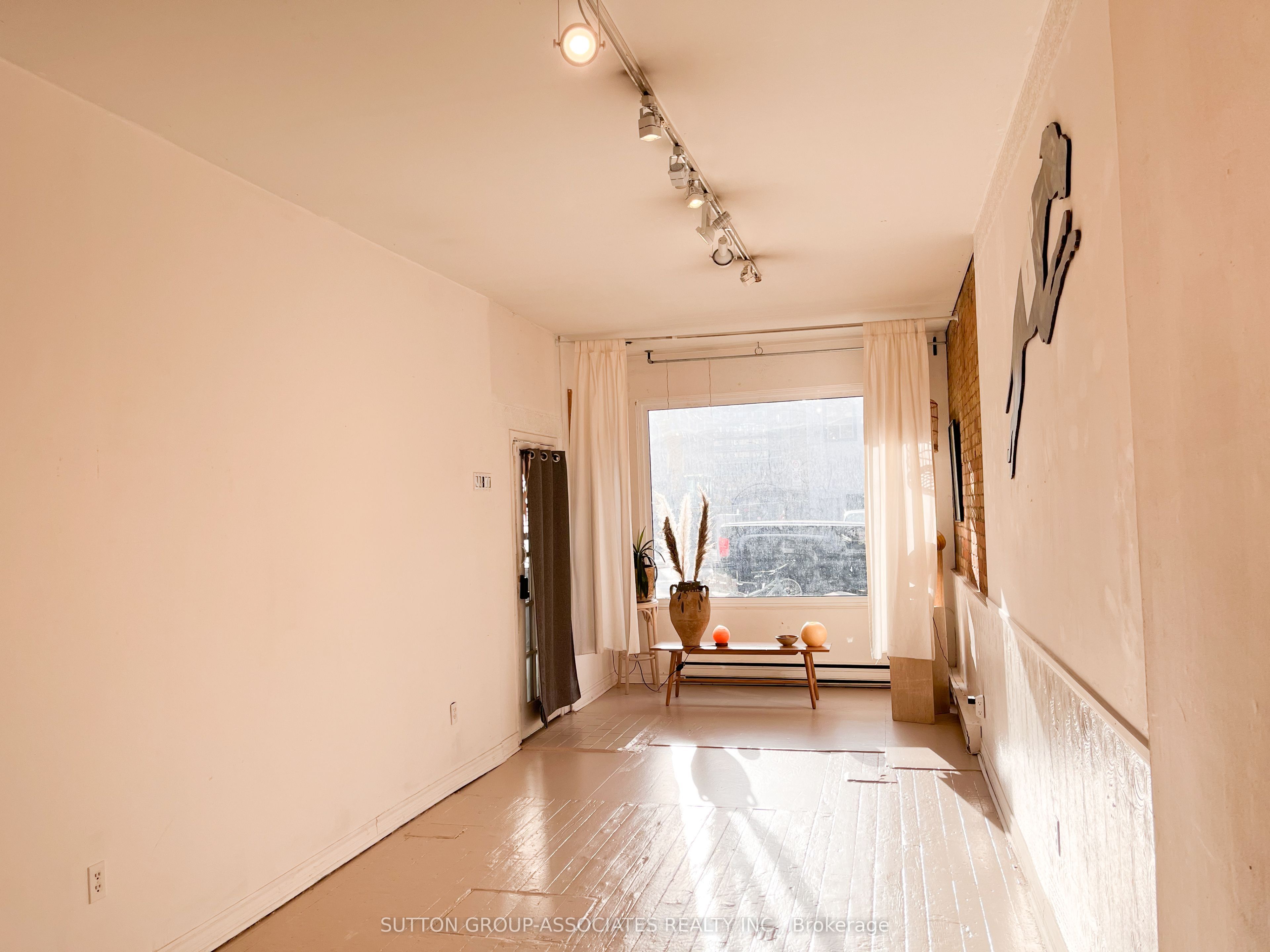 246 Queen Street E, #Main