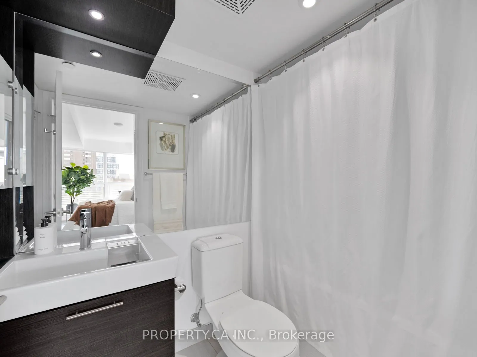 386 Yonge Street, #2105