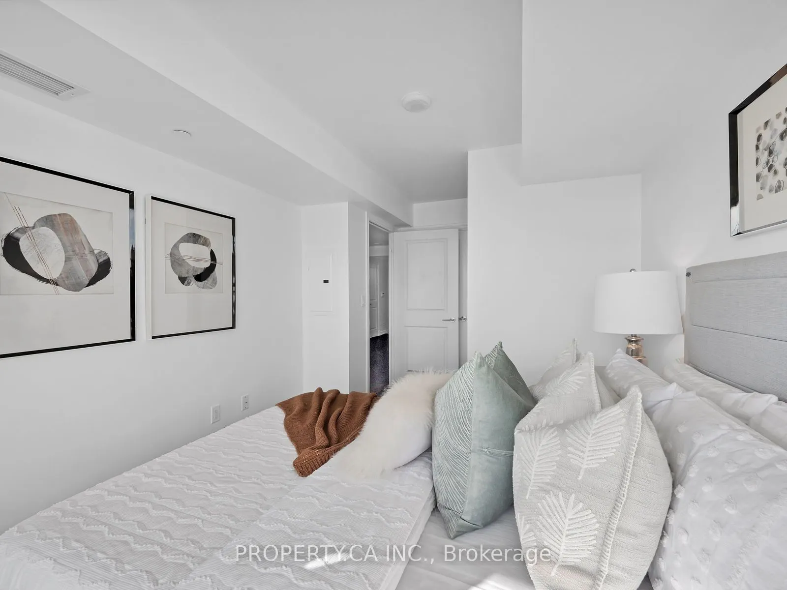 386 Yonge Street, #2105