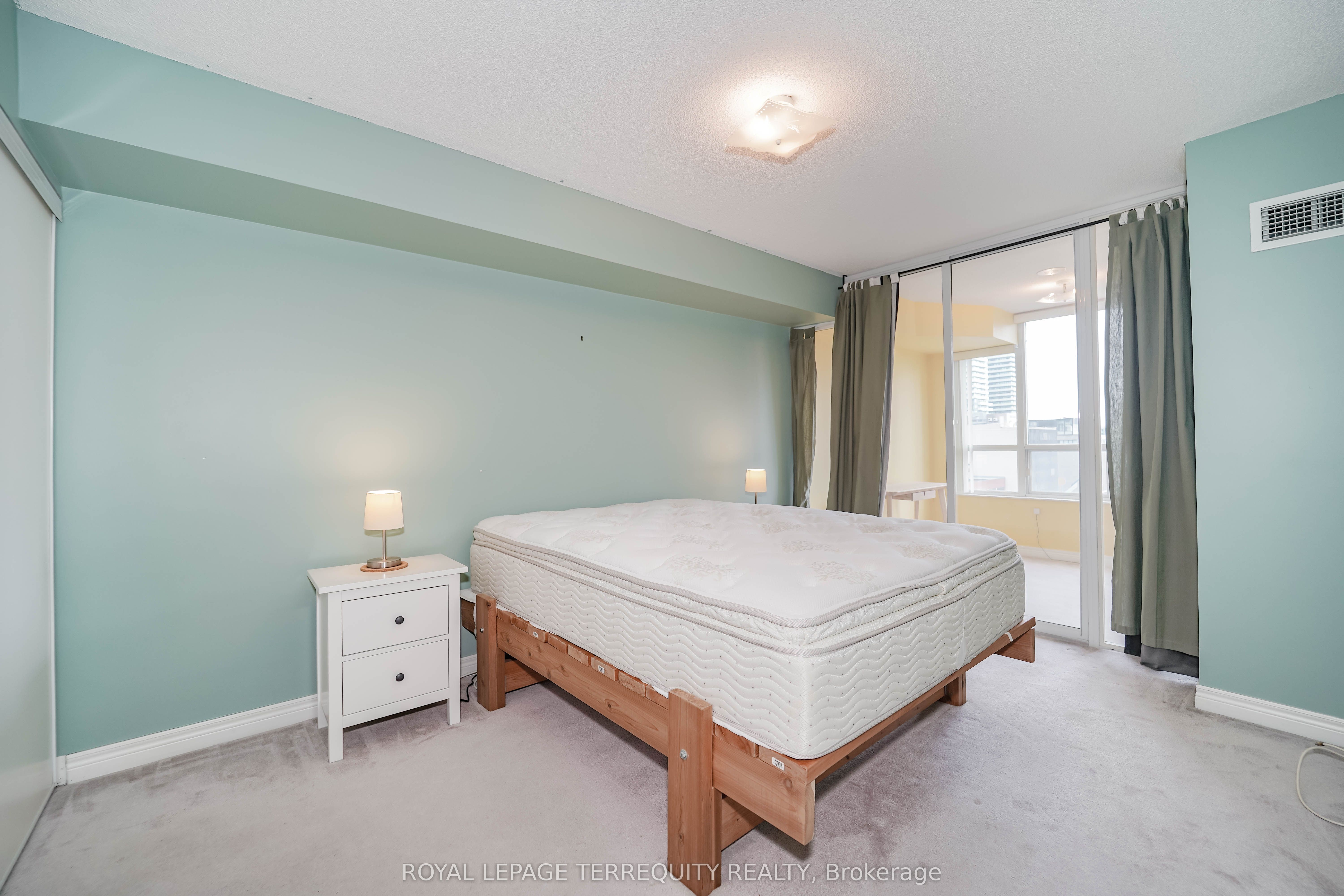 43 Eglinton Avenue E, #1708