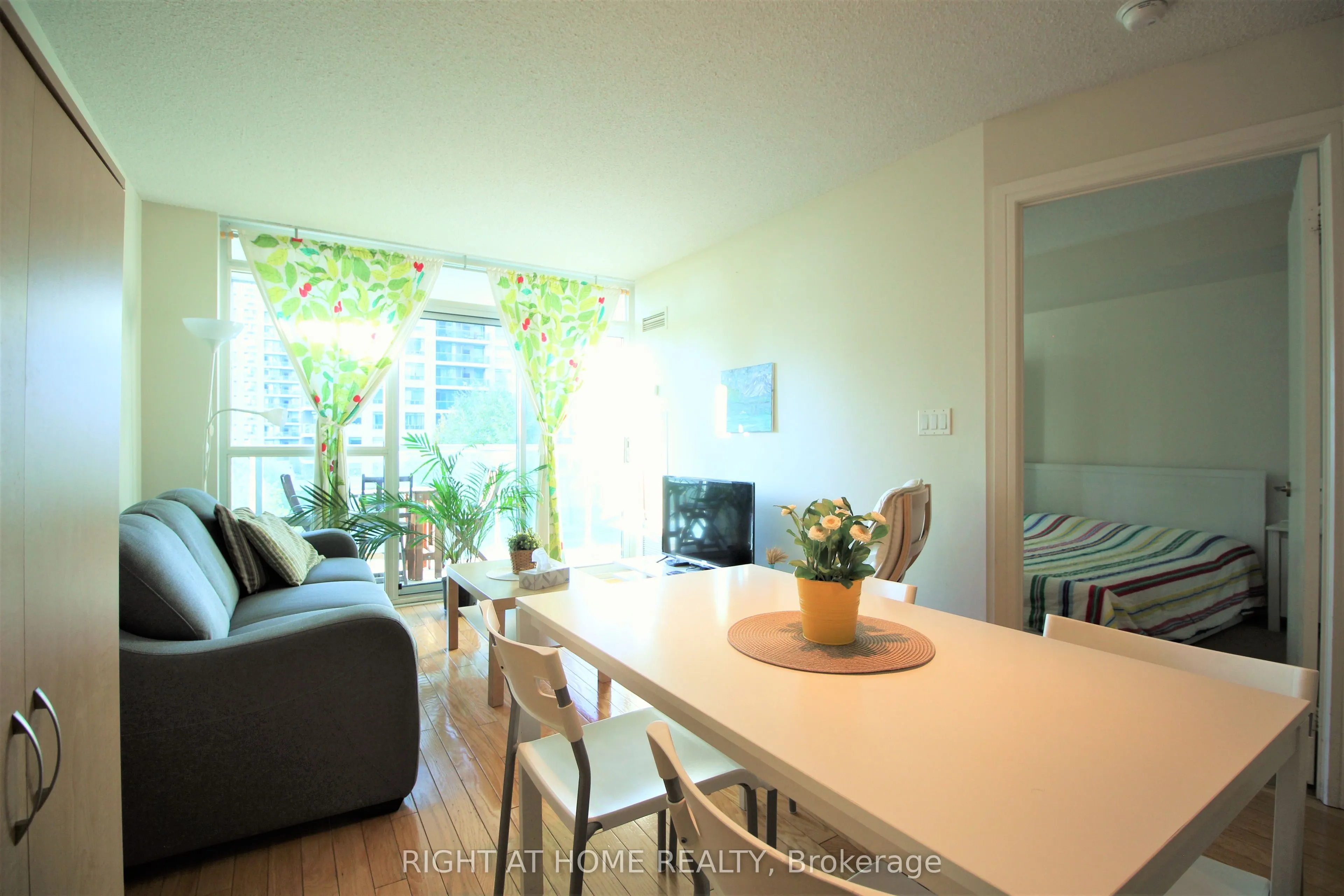 16 Harrison Garden Boulevard, #406