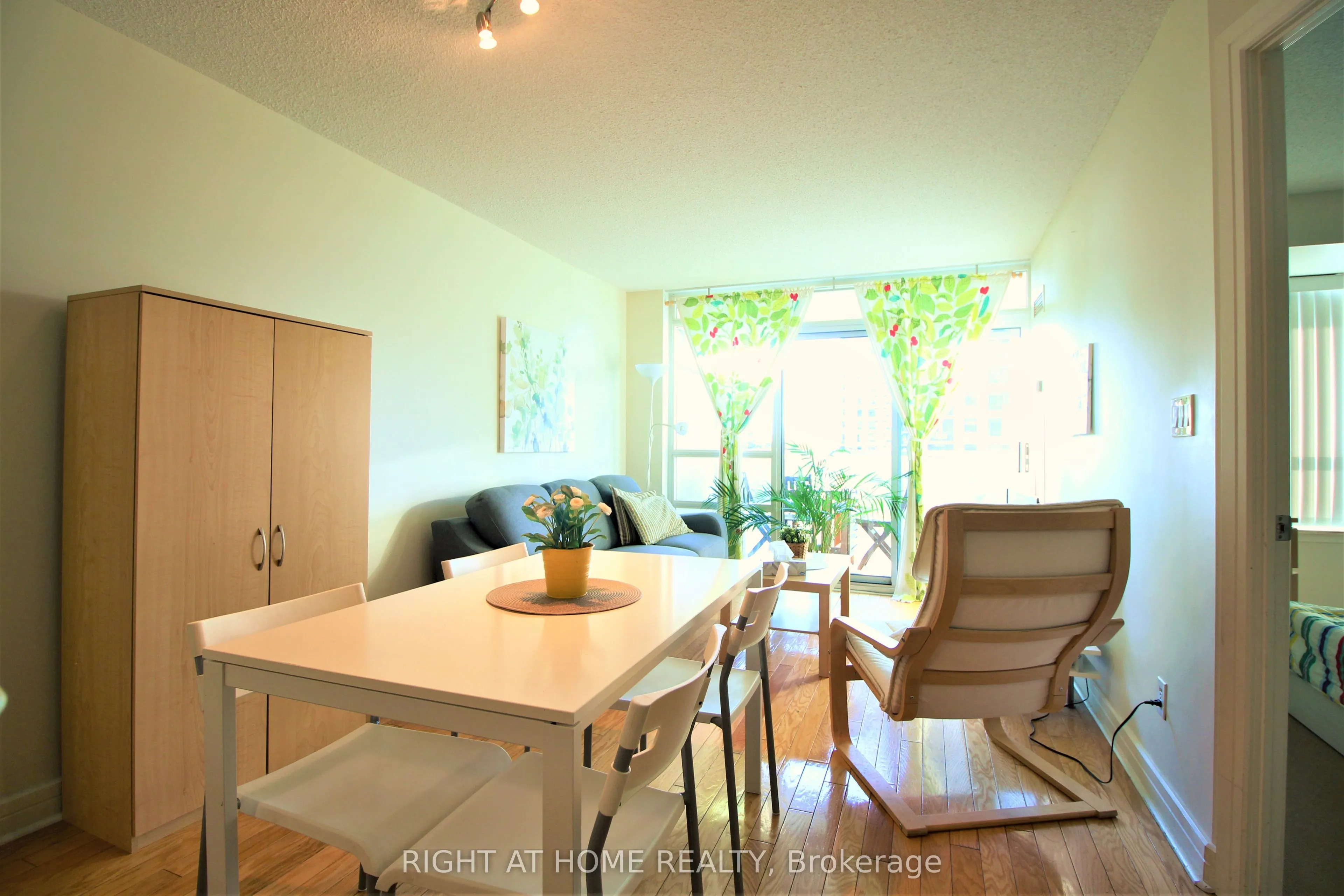 16 Harrison Garden Boulevard, #406