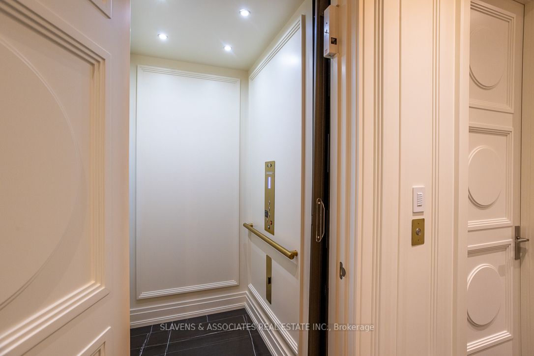 15 Tudor Gate