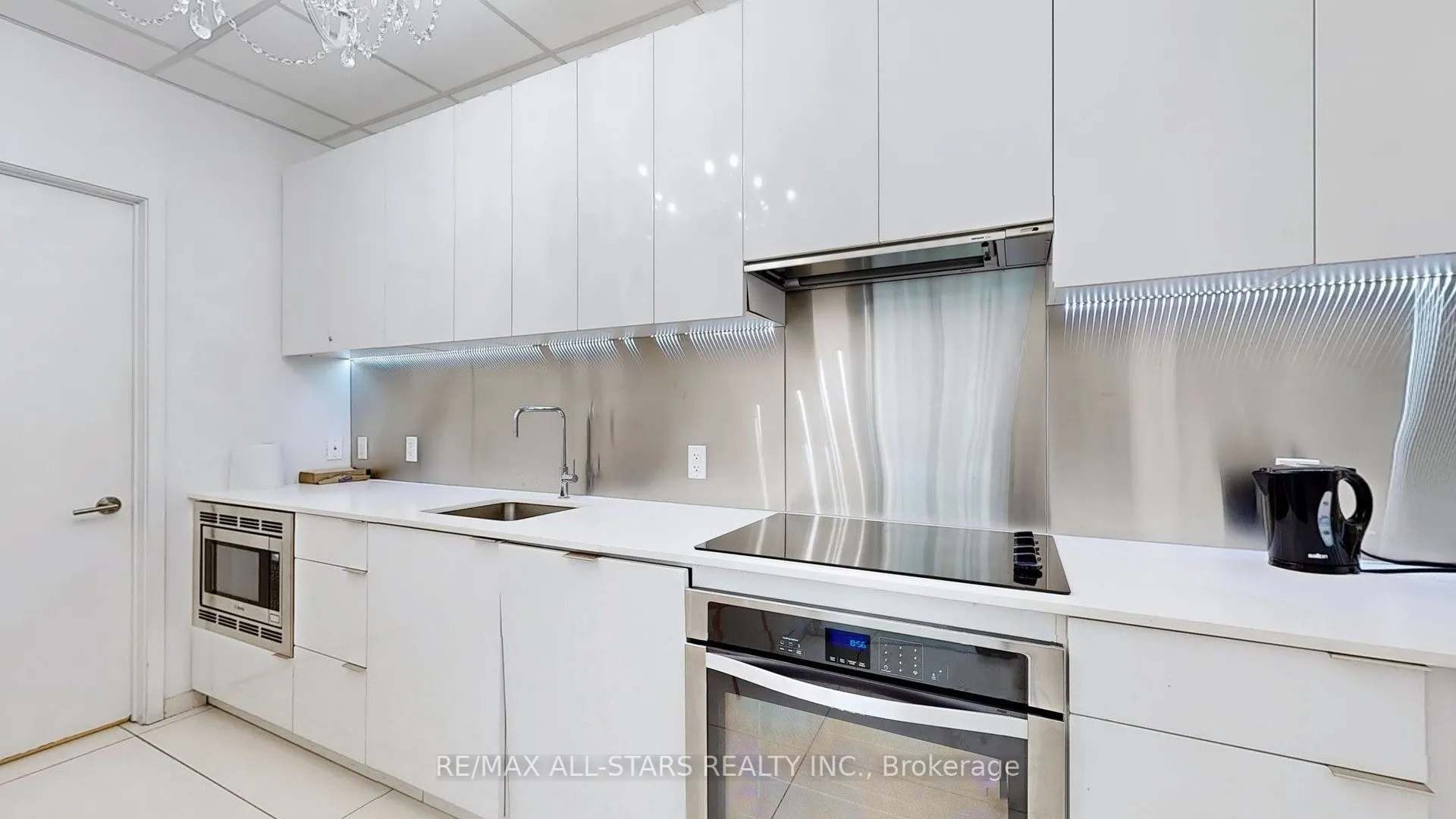 185 Roehampton Avenue, #907