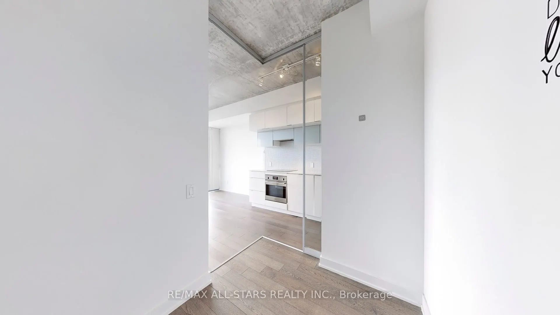 185 Roehampton Avenue, #907