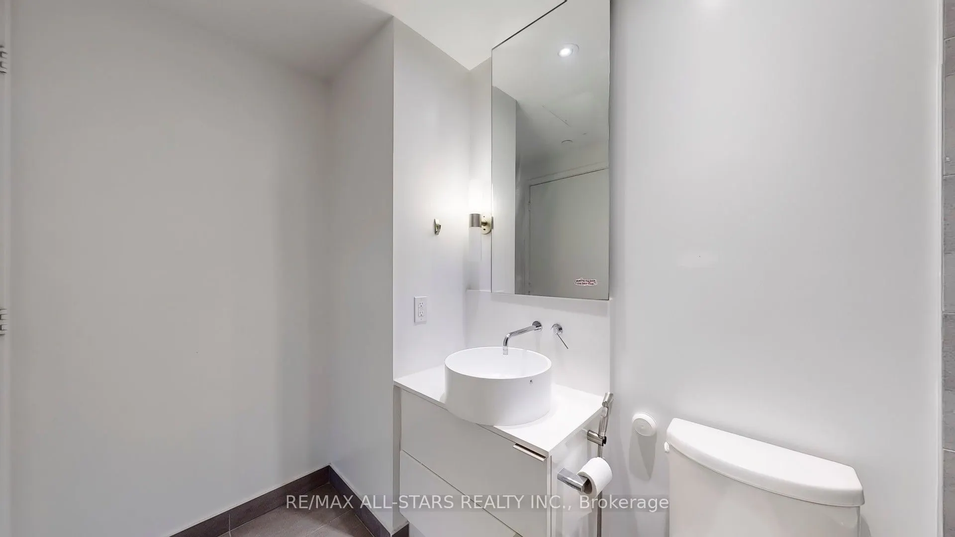 185 Roehampton Avenue, #907