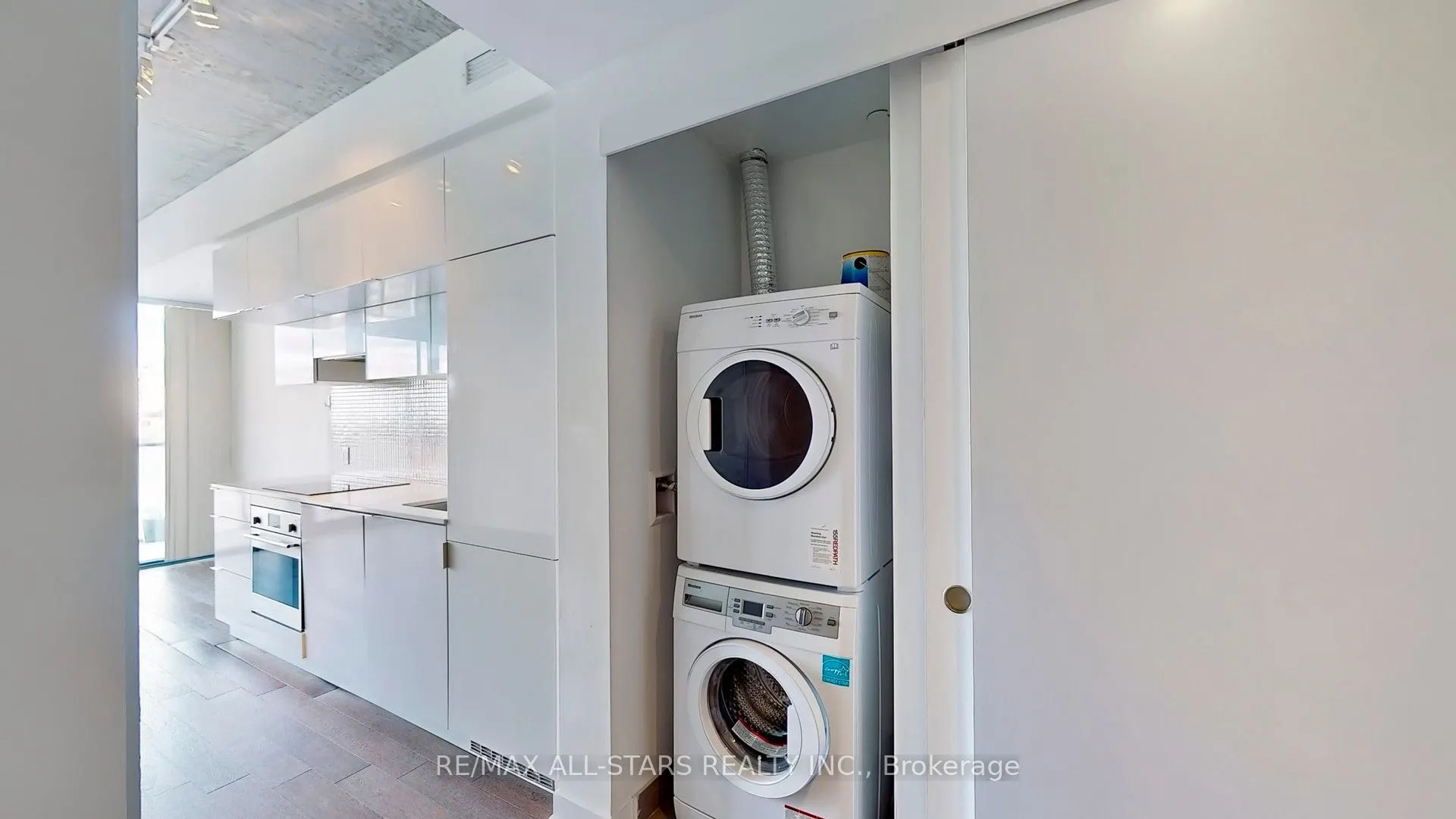 185 Roehampton Avenue, #907