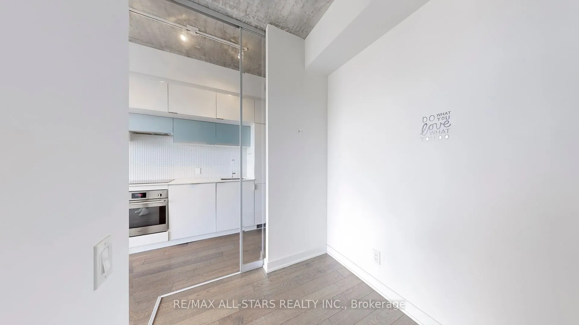 185 Roehampton Avenue, #907