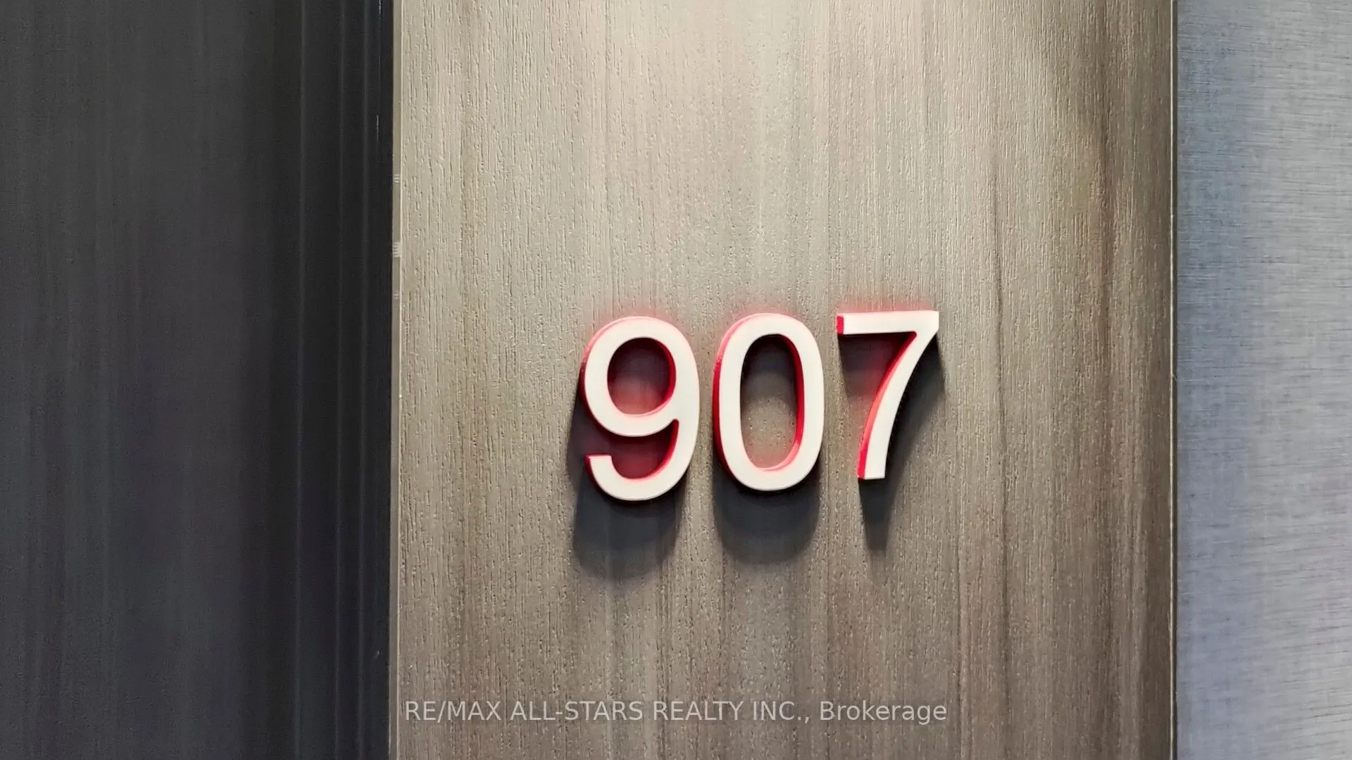 185 Roehampton Avenue, #907