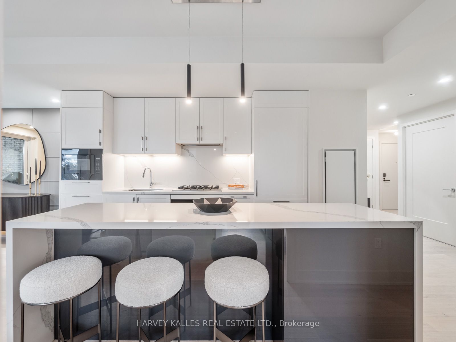8 Manor Road W #711