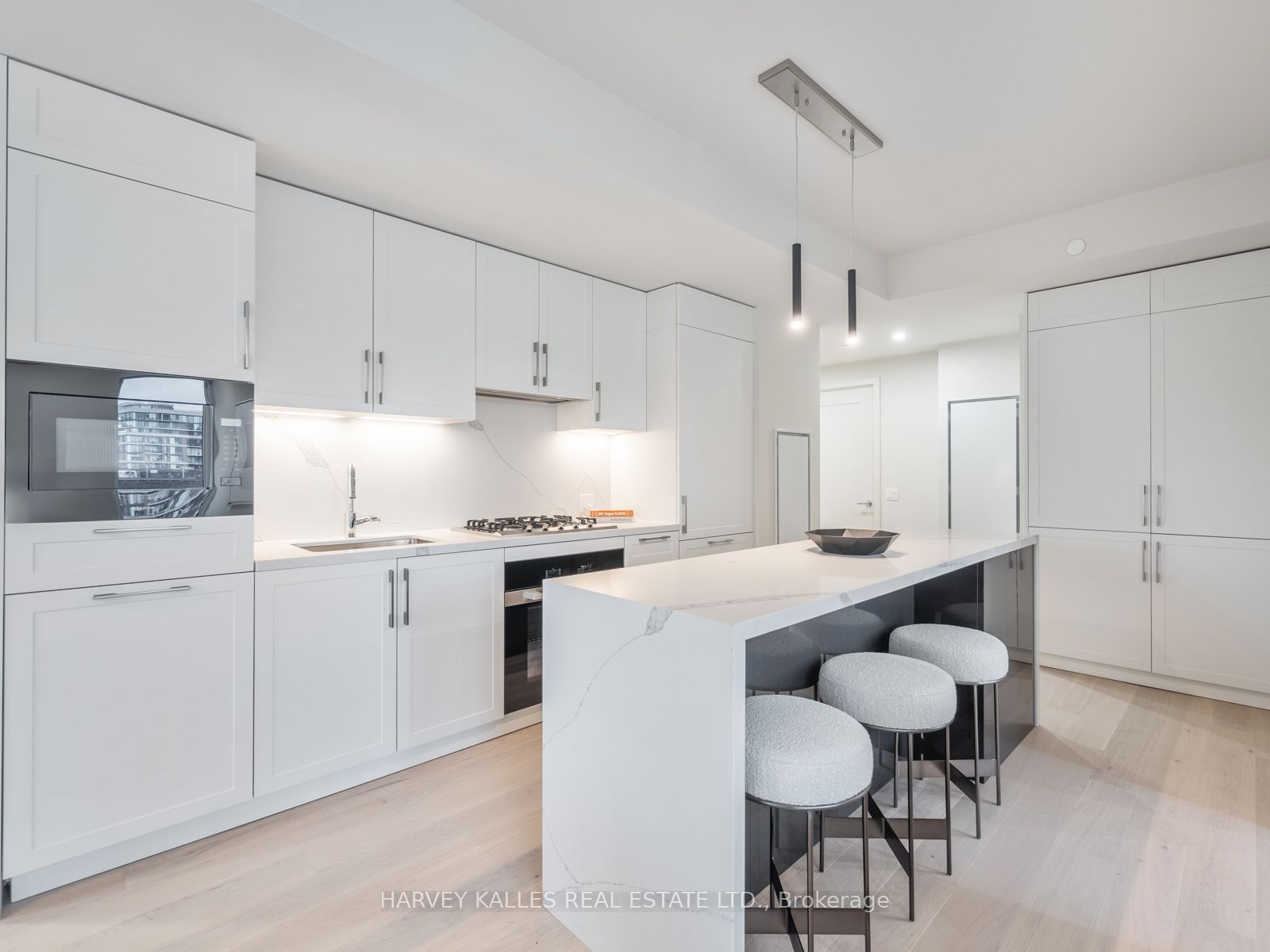 8 Manor Road W #711