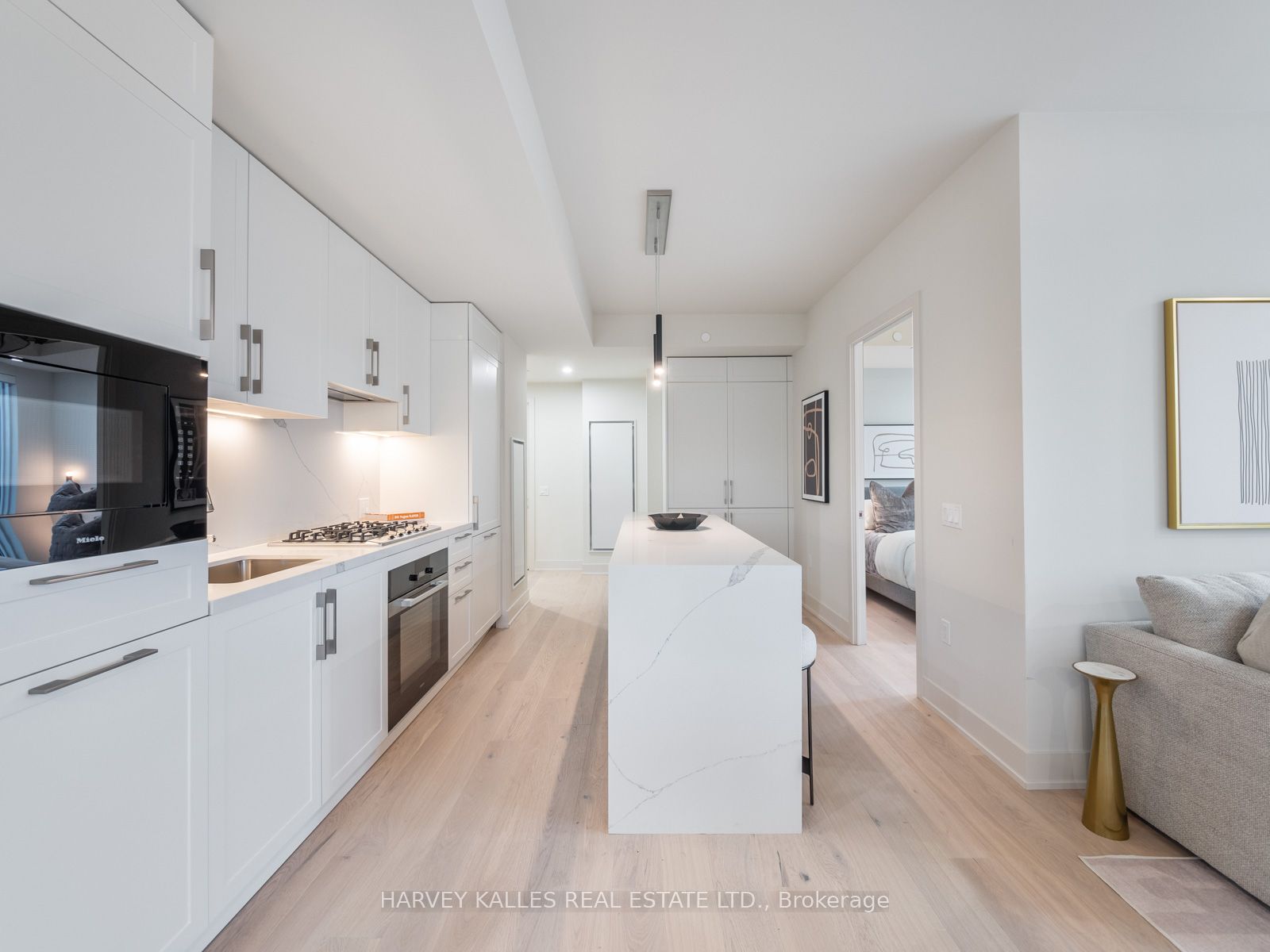 8 Manor Road W #711
