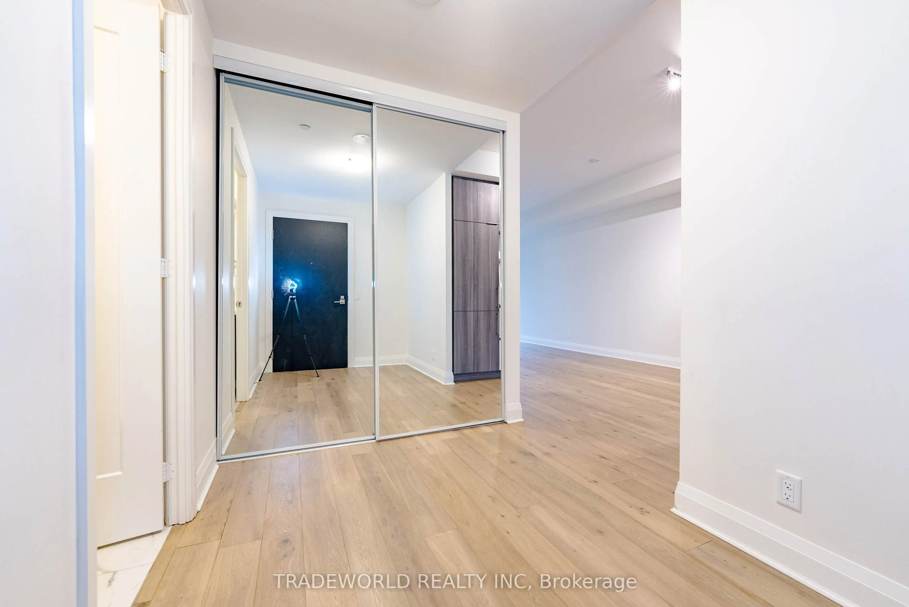 151 Avenue Road, #305