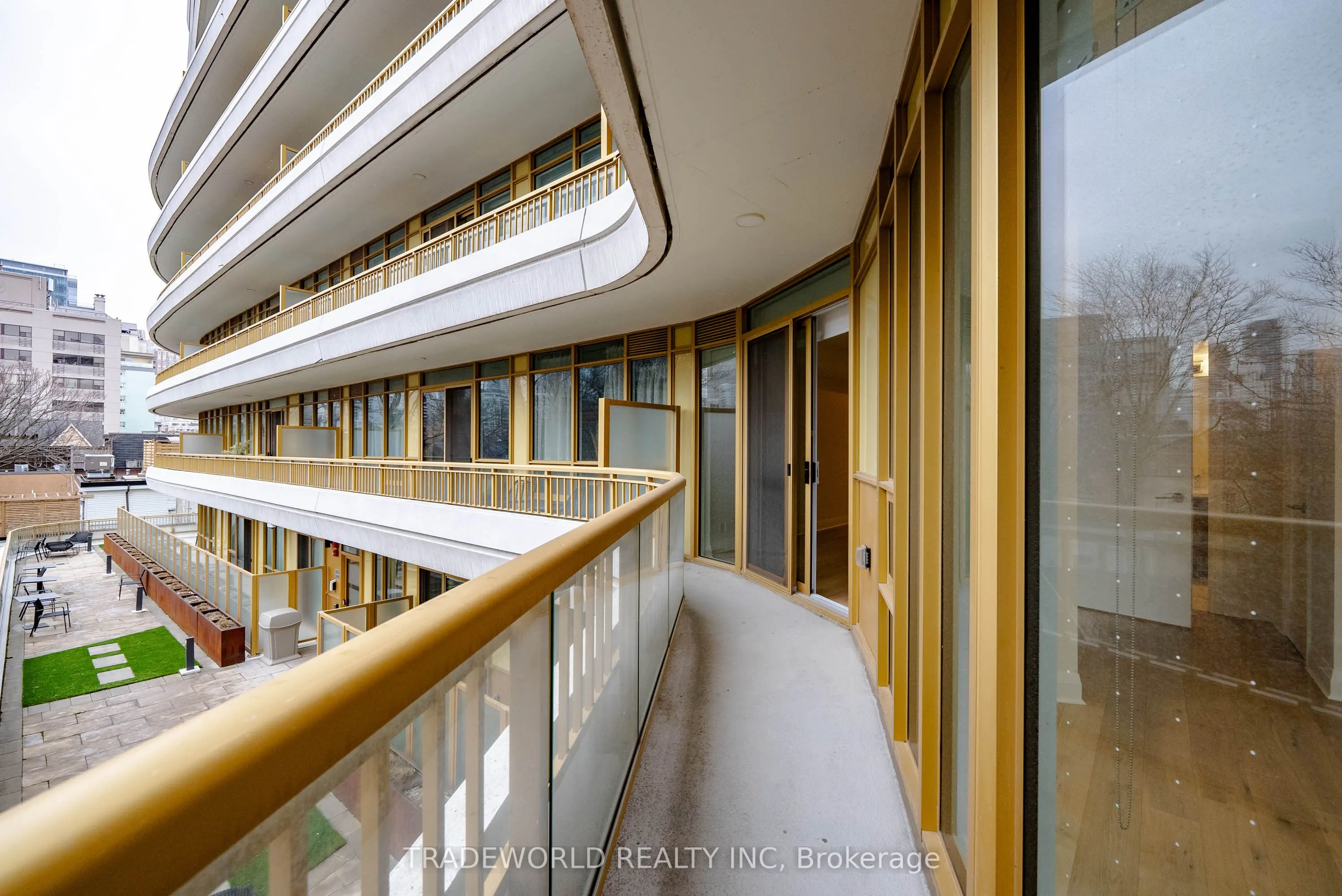 151 Avenue Road, #305