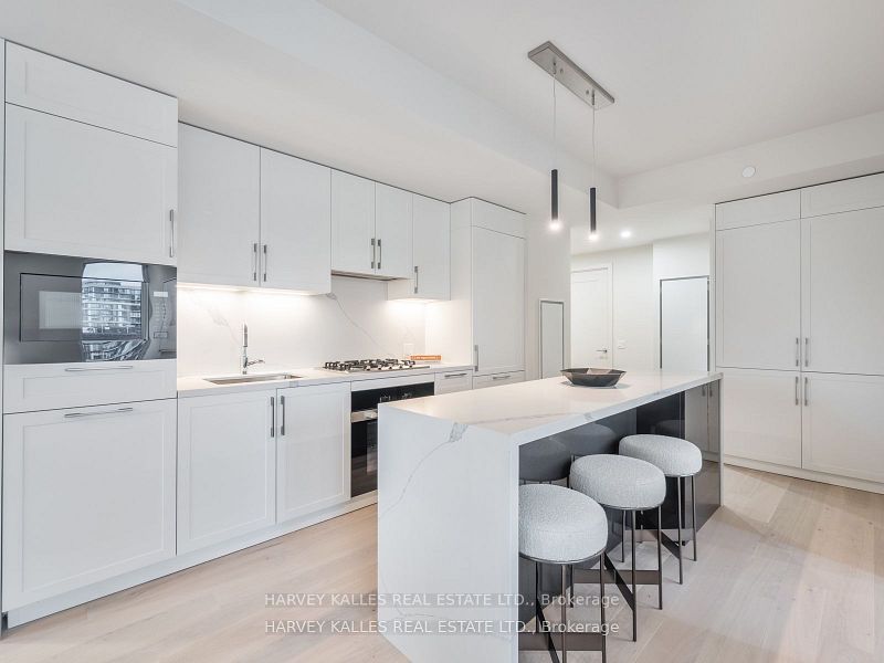 8 Manor Road W #LPH4
