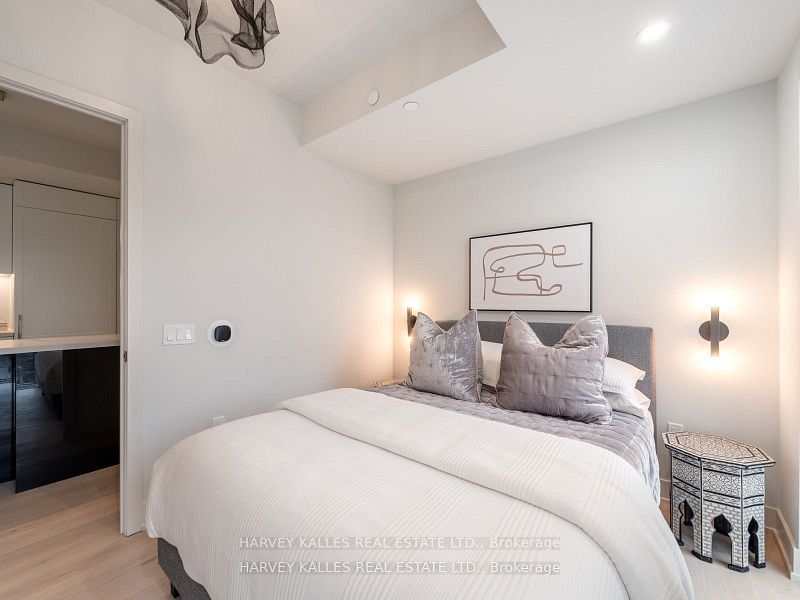 8 Manor Road W #LPH4