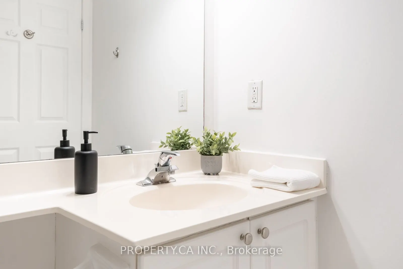 230 Queens Quay W #1815