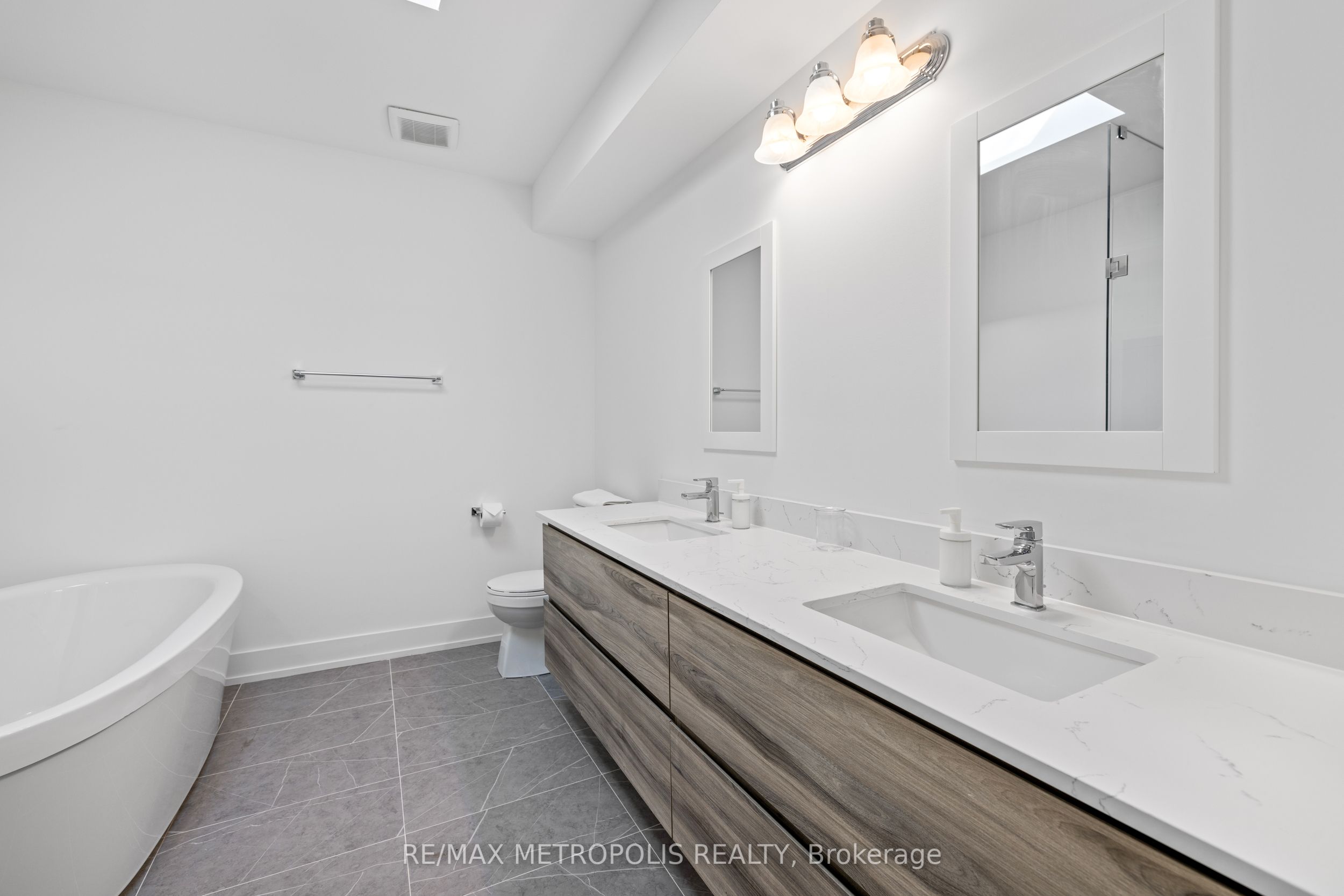 449 Lansdowne Avenue, #Upper-A