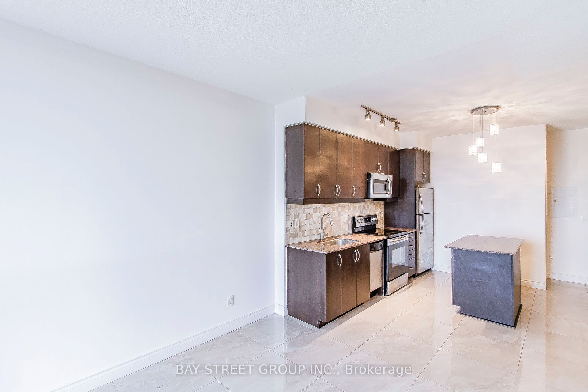 2885 Bayview Avenue, #813
