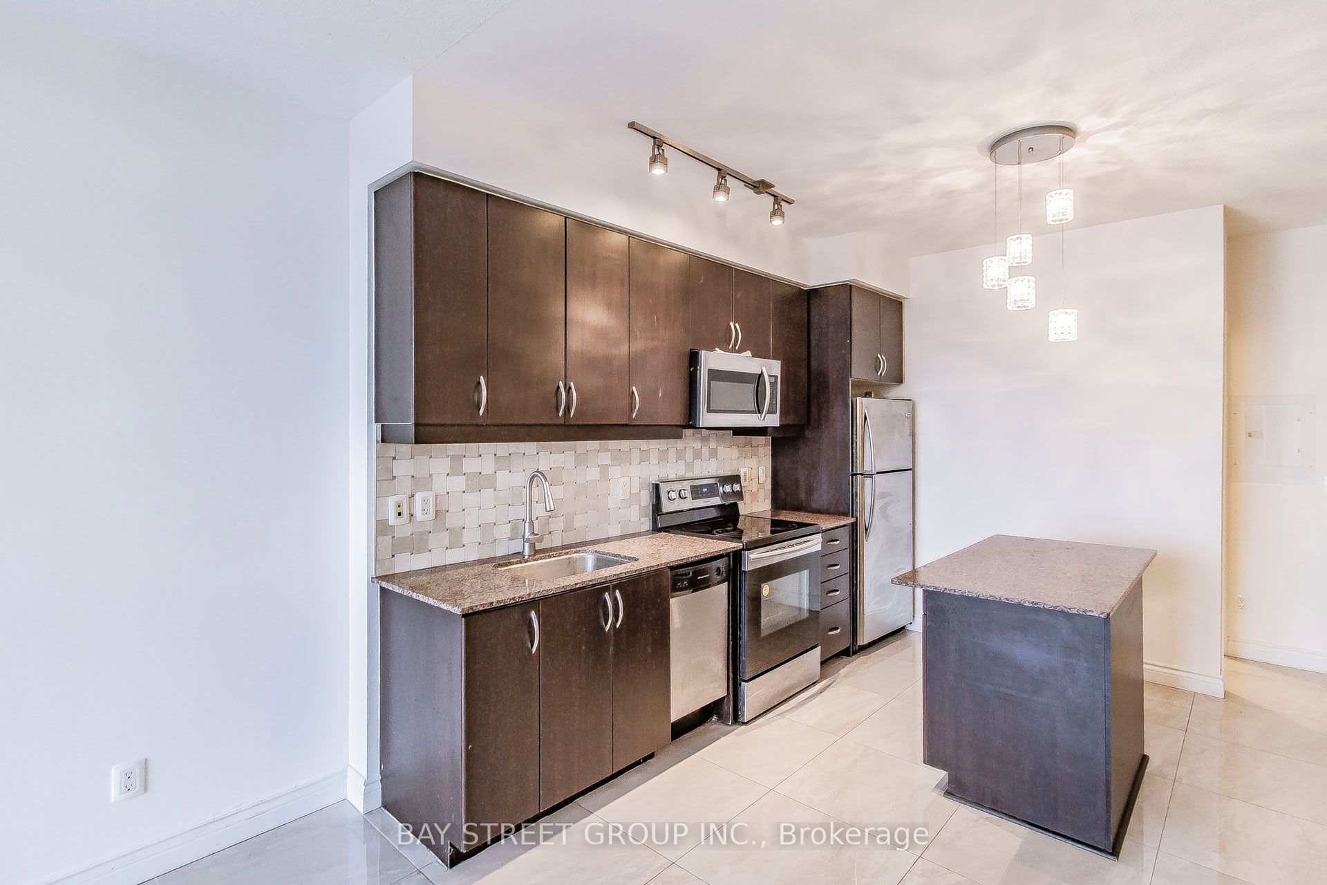 2885 Bayview Avenue, #813