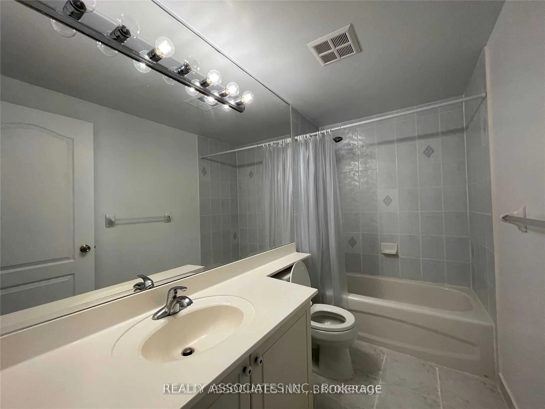 2 Clairtrell Road, #815