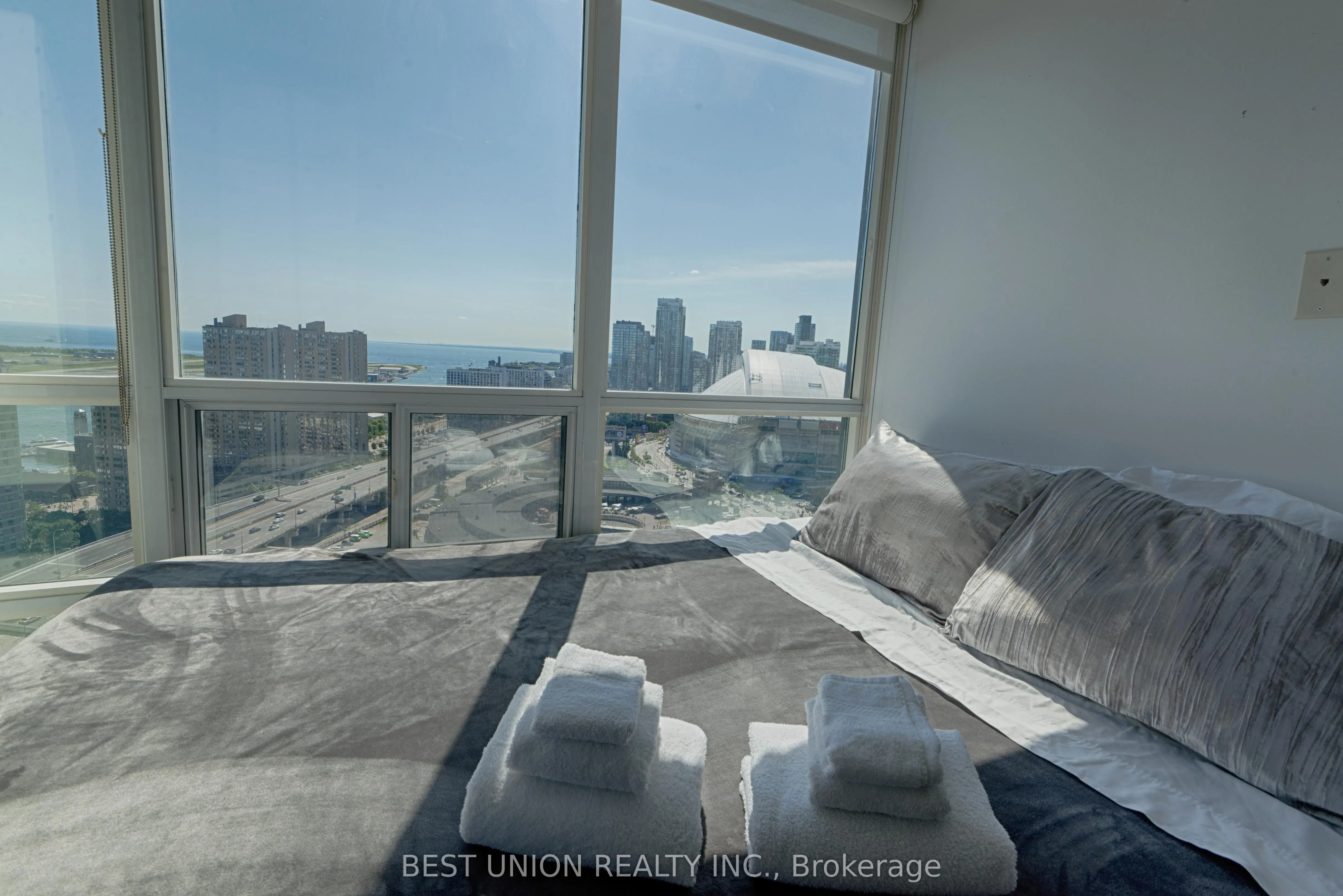 30 Grand Trunk Crescent, #3511
