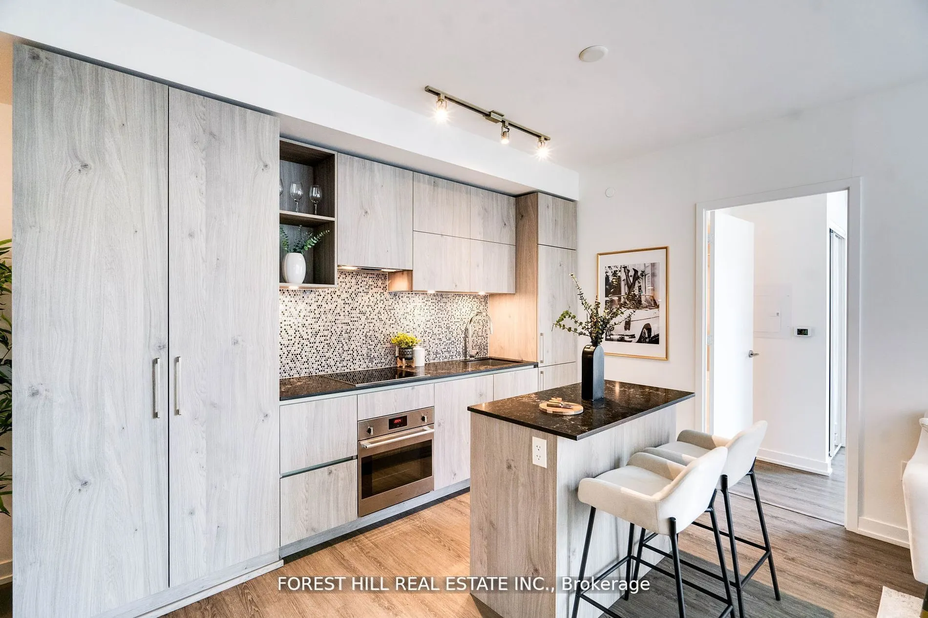 1 Yorkville Avenue, #802
