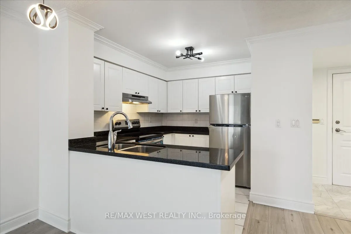 1 Hycrest Avenue #203