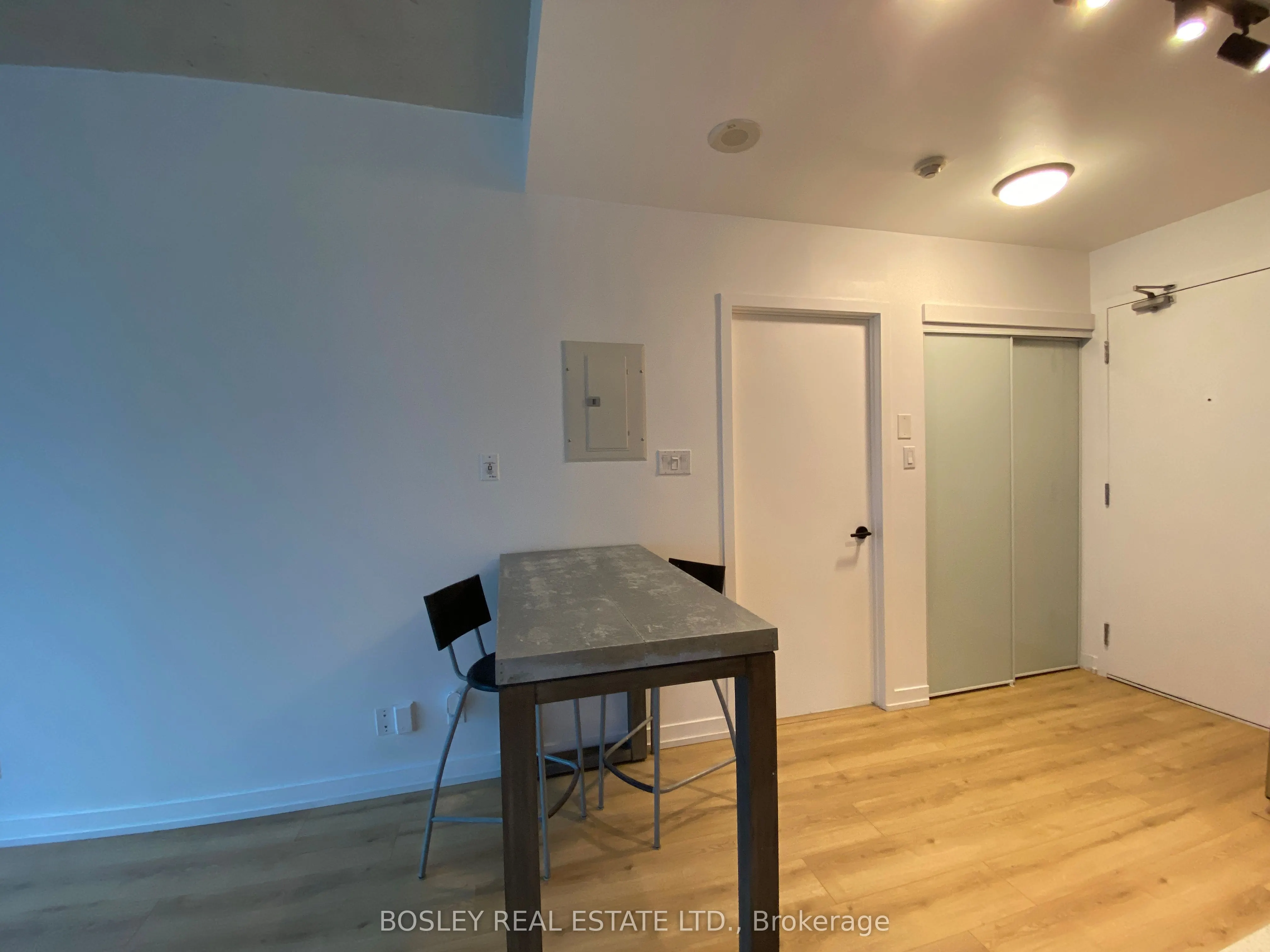 127 Queen Street E, #904