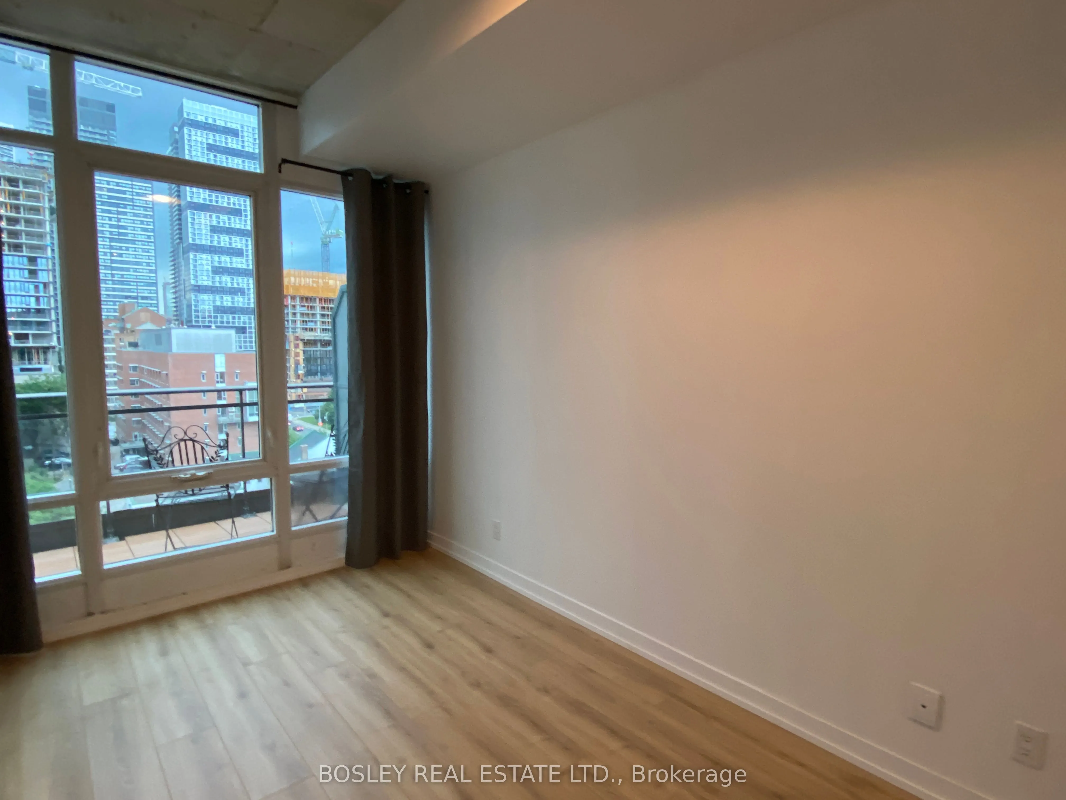 127 Queen Street E, #904