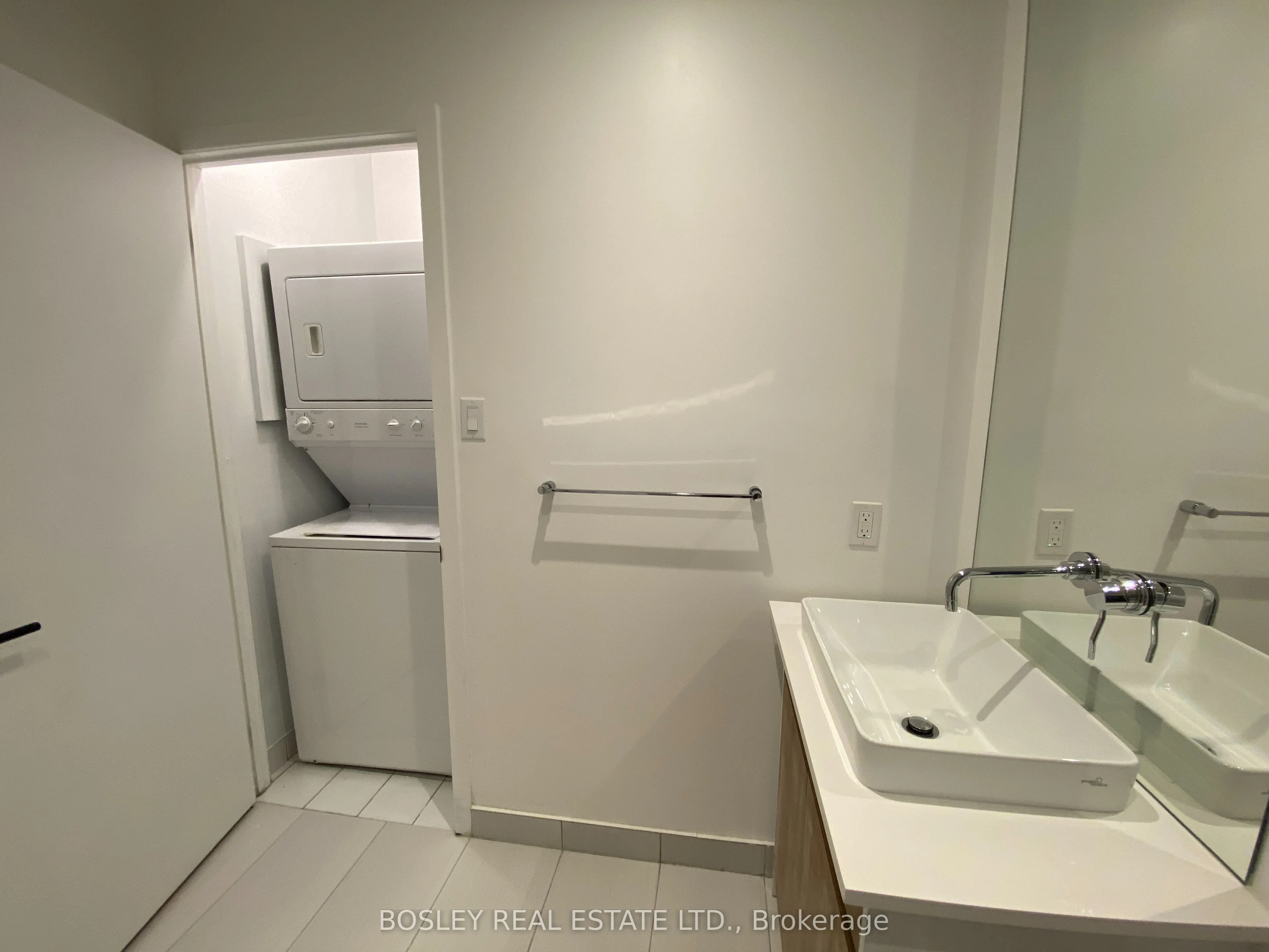 127 Queen Street E, #904