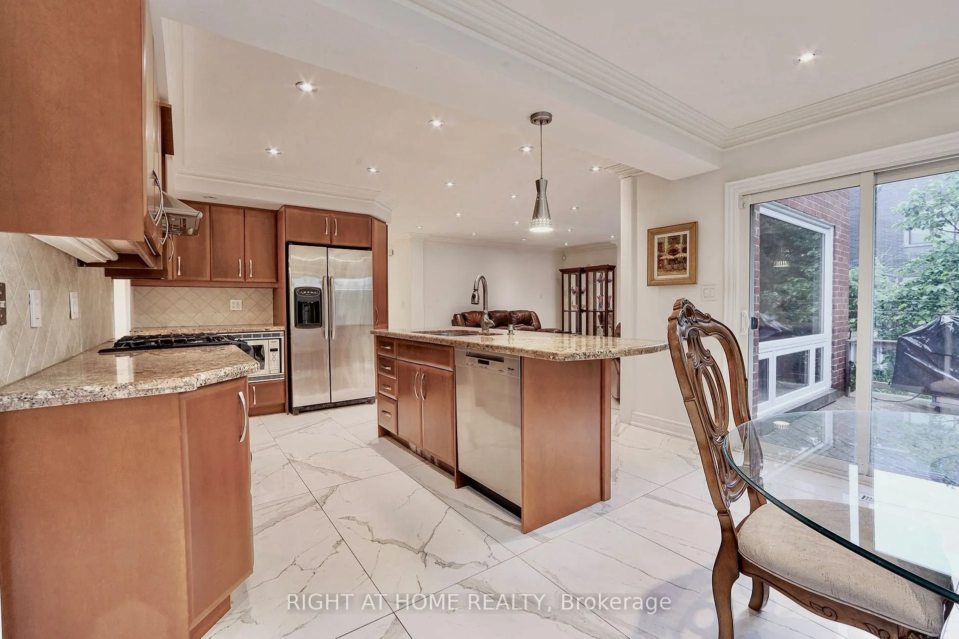 89 Yonge Boulevard