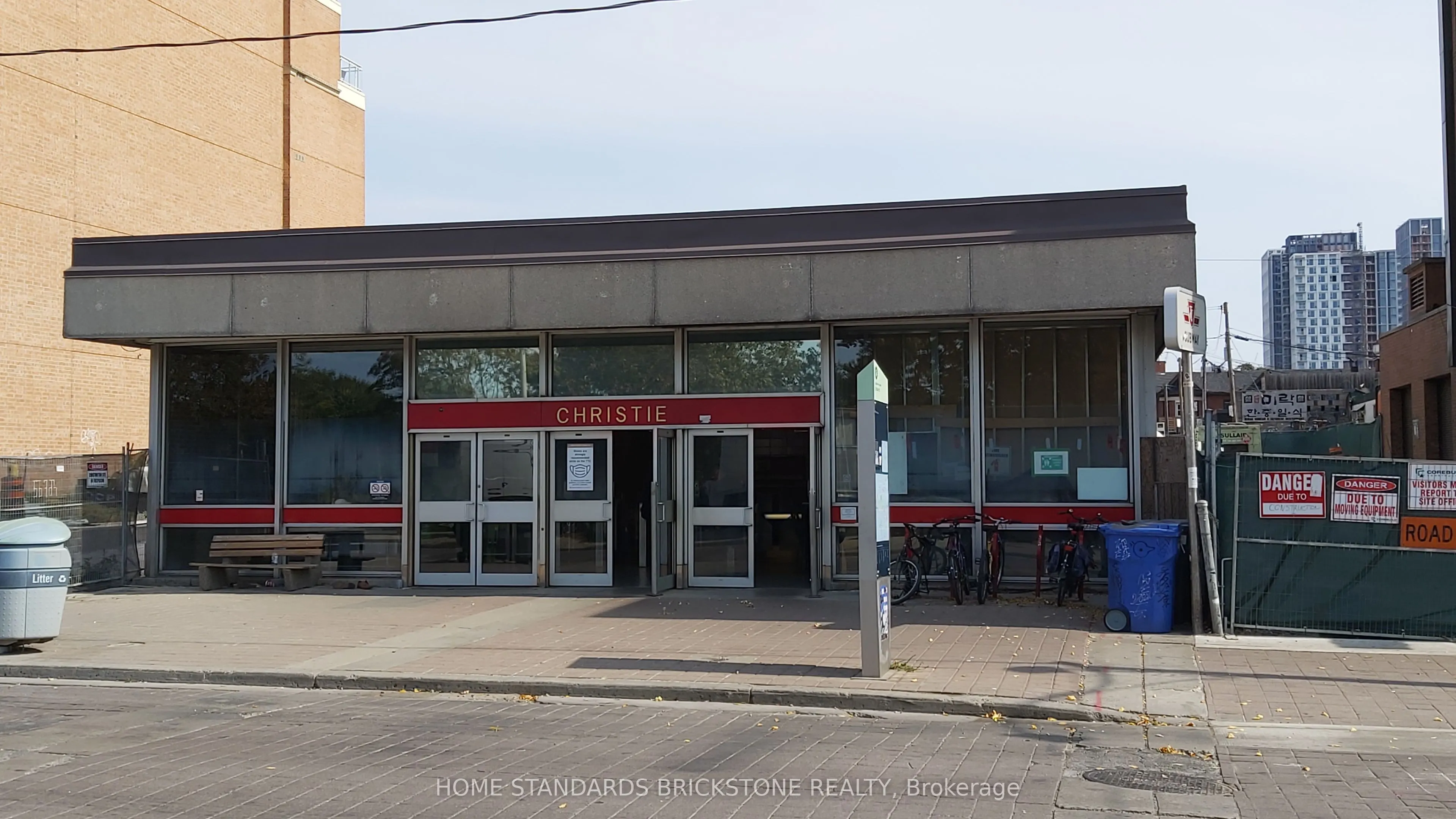 721 Bloor Street W, #100