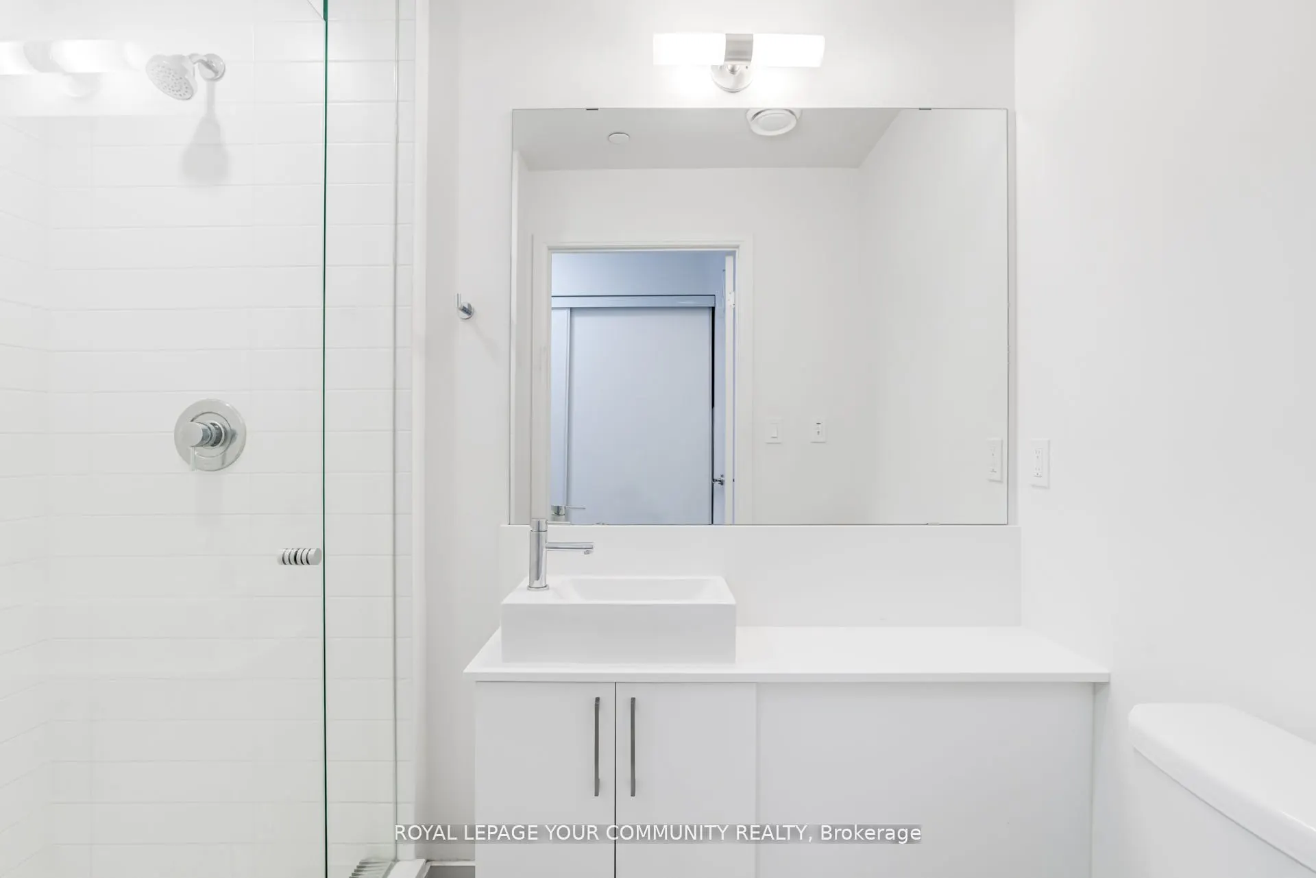 27 Bathurst Street W, #1516
