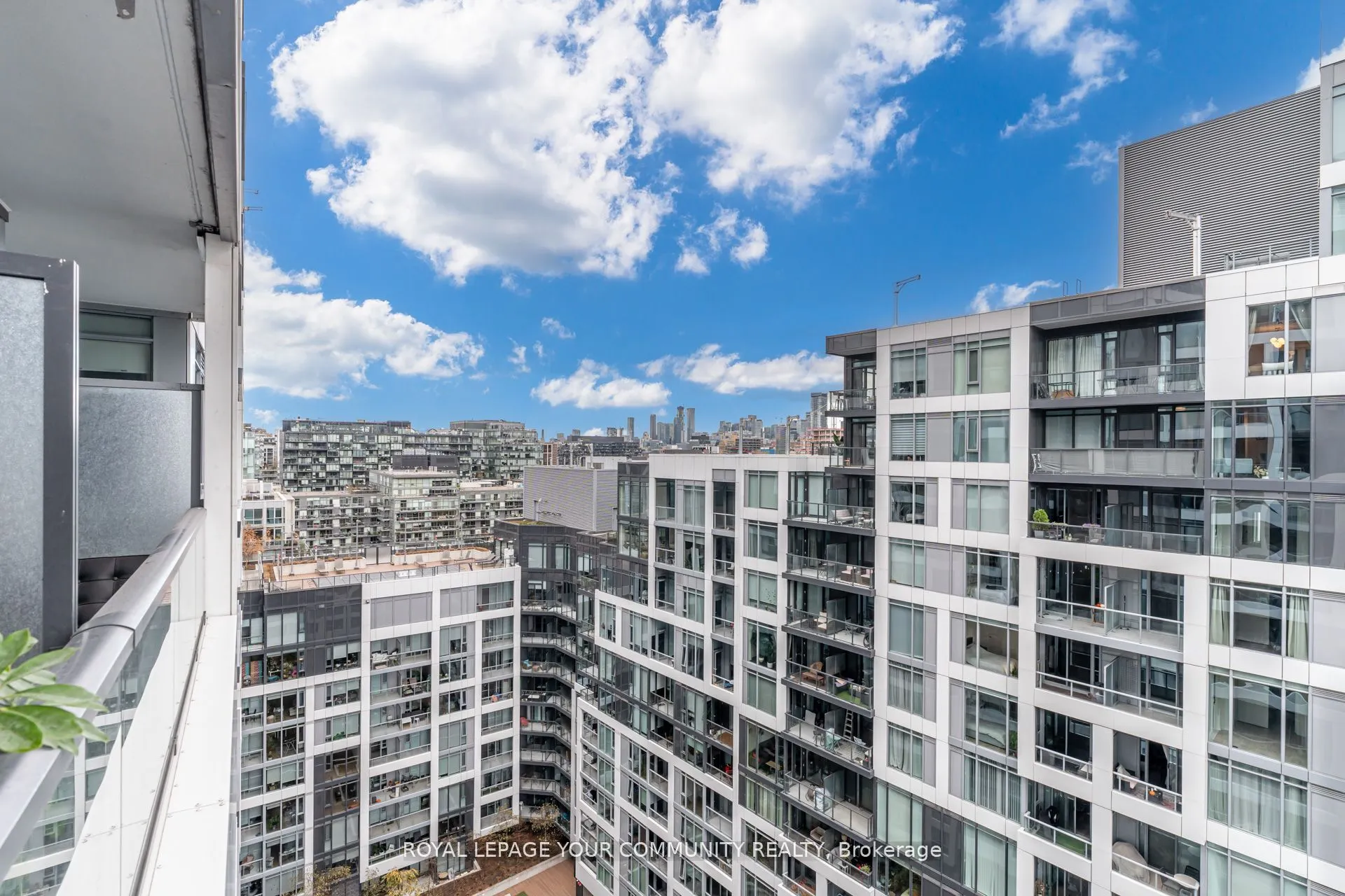 27 Bathurst Street W, #1516