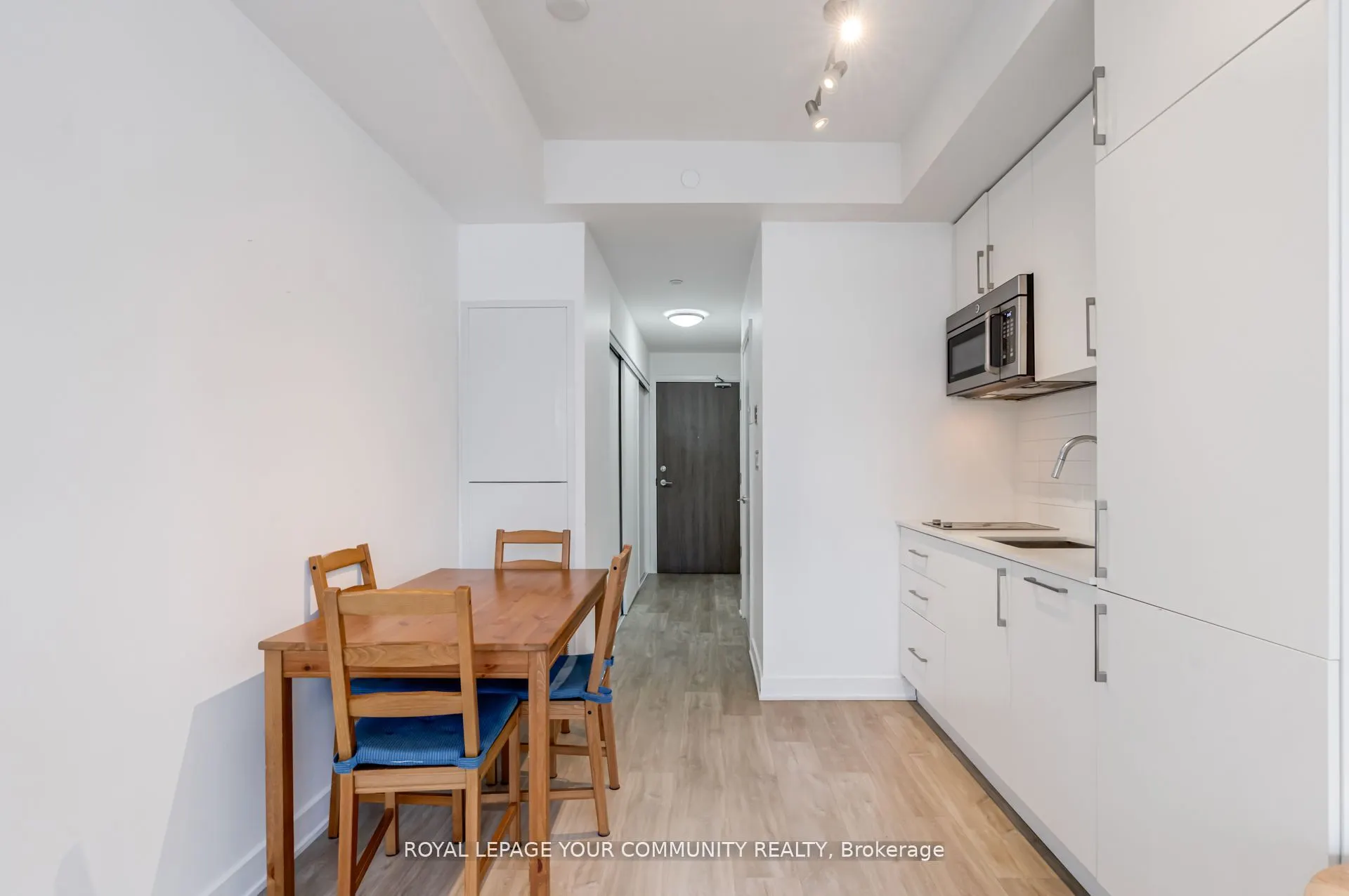 27 Bathurst Street W, #1516